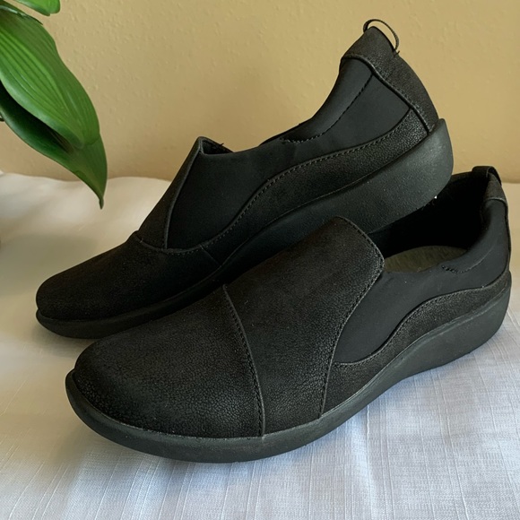 NWOT Women's Clarks Sillian Paz Slip-On Shoes
in Black Size Medium - Picture 2 of 5
